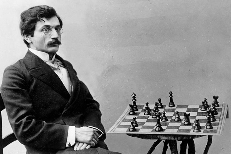 Lasker in posa di fronte alla scacchiera