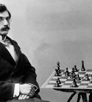 Lasker in posa di fronte alla scacchiera