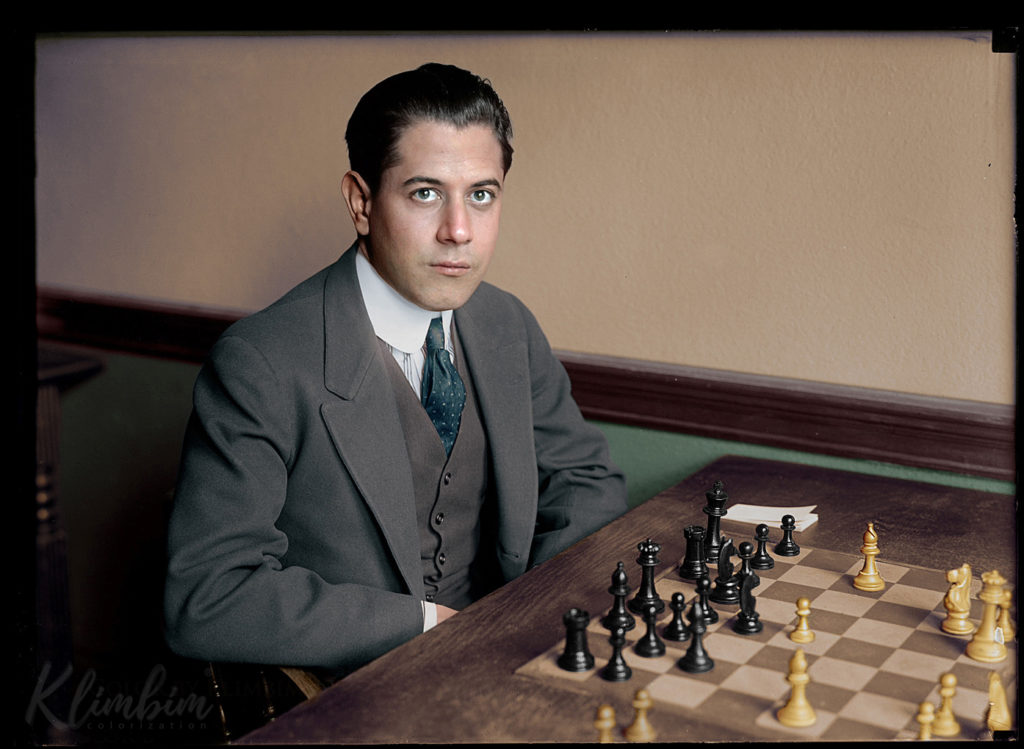 Capablanca seduto di fronte alla scacchiera