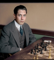 Capablanca seduto di fronte alla scacchiera