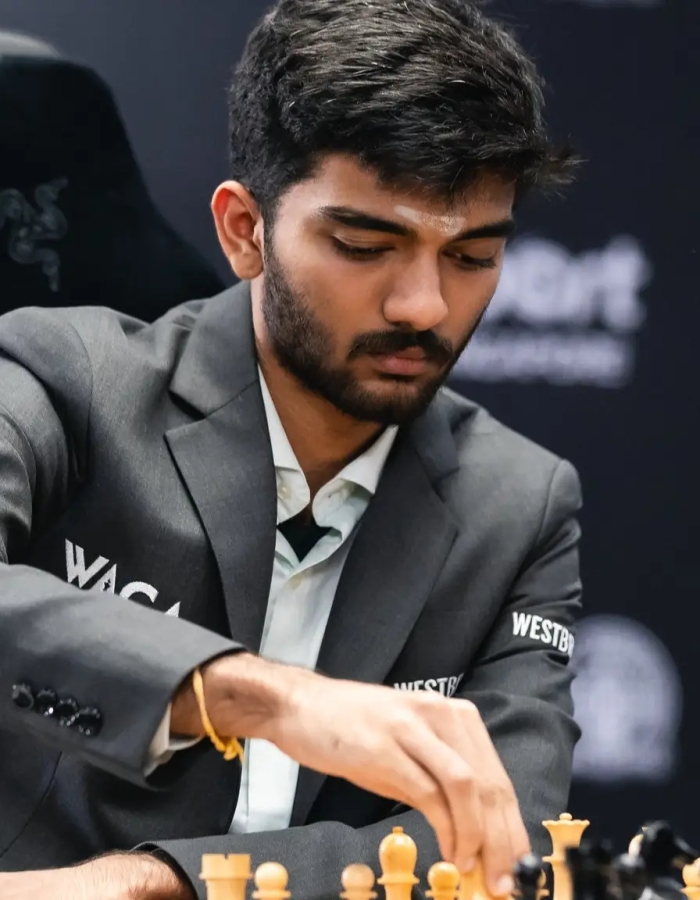 Gukesh di fronte alla scacchiera