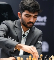 Gukesh di fronte alla scacchiera