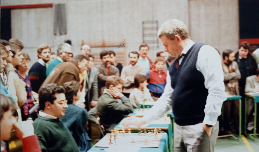 Boris Spassky in piedi di fronte alla scacchiera durante la simultenea a Lecco il 26 gennaio 1986