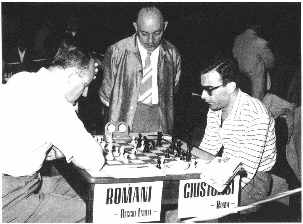 Il Maestro Ferrantes osserva la partita del Maestro Elio Romani in un Campionato Italiano